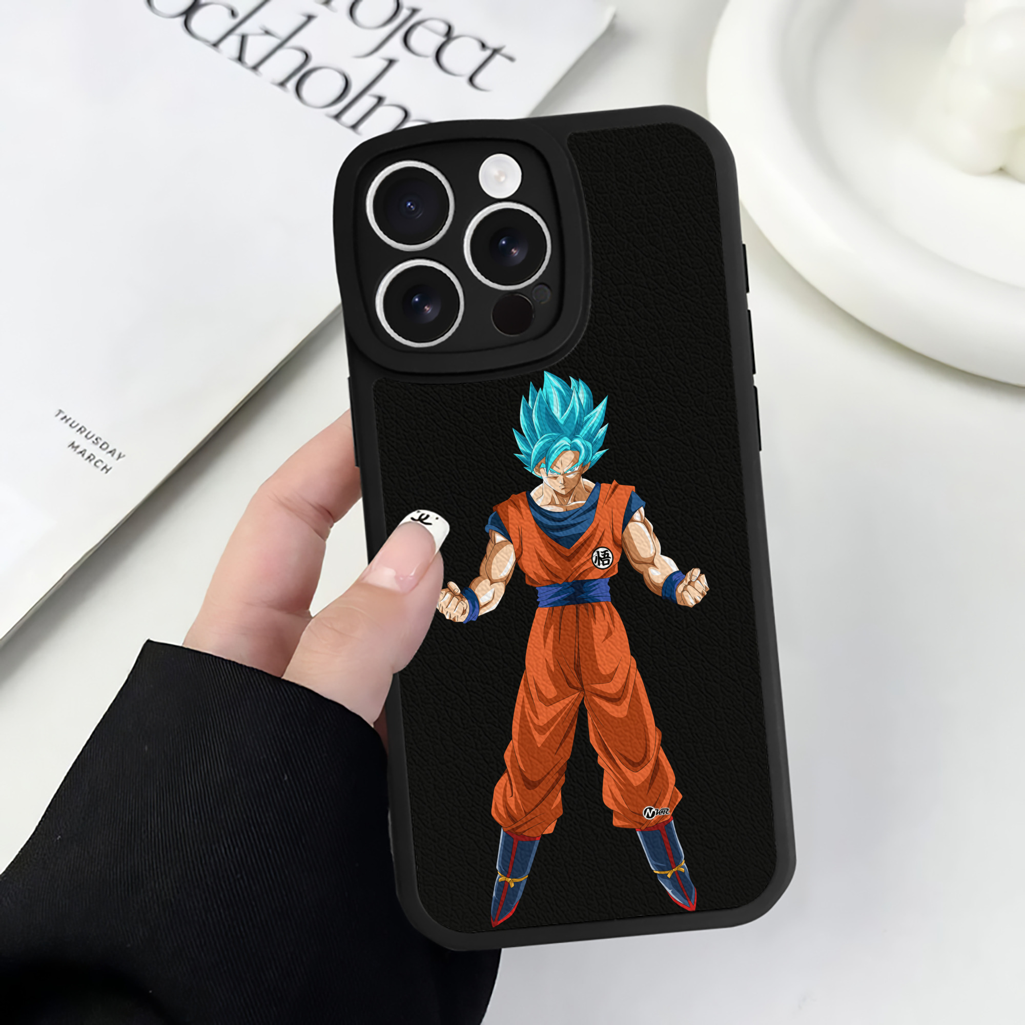 （画像用） ドラゴンボール 孫悟空（そん ごくう）Son Goku カカロット DRAGON BALL Kakarotto 【iPhone 16シリーズ対応】シリコンスマホケース（レザー調） 材質：シリコン